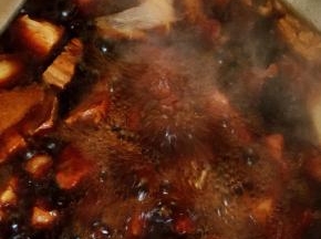 大火煮滚，转小火加盖焖煮一小时