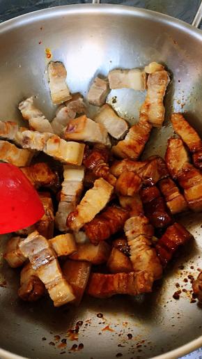 加入淋净水的五花肉，快速翻炒上糖色