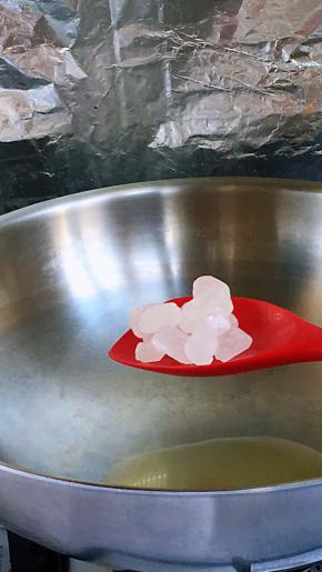 冰糖小火慢慢熬到冒小泡