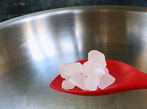 冰糖小火慢慢熬到冒小泡