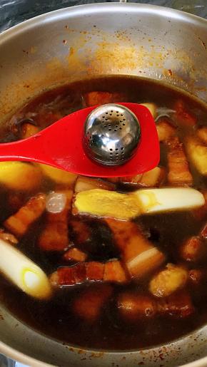 加入葱段、姜片、料盒