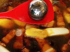 加入葱段、姜片、料盒