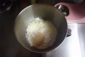 将黄油除外的主食材放入厨师机深盆中，先用1挡揉面3分钟，无干粉后然后转3档揉面5分钟，达到扩展状态。