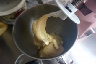 暂停揉面，加入软化的黄油，然后用2档低速揉面2分钟至黄油融合，转用4档高速揉面12分钟左右。