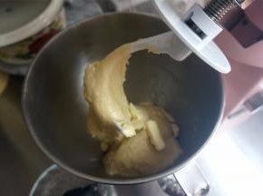 暂停揉面，加入软化的黄油，然后用2档低速揉面2分钟至黄油融合，转用4档高速揉面12分钟左右。