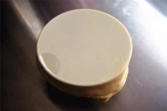 取小块面团，检查延展性。若拉出的薄膜破口光滑即达到完全扩展状态，否则继续高速揉面。注意了，面团温度请控制在30度以下，防止面团提前发酵。温度过高时，暂停，放入冰箱冷藏一下降温再继续。