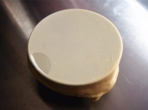 取小块面团，检查延展性。若拉出的薄膜破口光滑即达到完全扩展状态，否则继续高速揉面。注意了，面团温度请控制在30度以下，防止面团提前发酵。温度过高时，暂停，放入冰箱冷藏一下降温再继续。