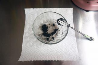 深黑可可粉用热水搅拌，略干的状态即可，无需成糊状。