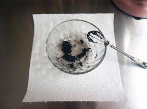 深黑可可粉用热水搅拌，略干的状态即可，无需成糊状。