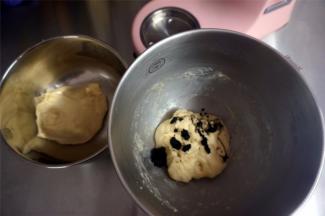 揉好的面团平均分成两份，其中一份加入深黑可可粉。