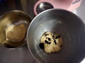 揉好的面团平均分成两份，其中一份加入深黑可可粉。