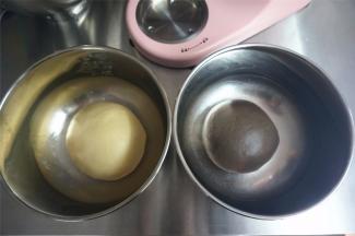 将两份面团揉圆，放入大盆中，盖上保鲜膜，放入烤箱28度进行第一次发酵。