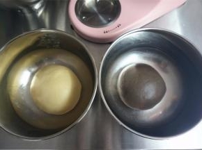 将两份面团揉圆，放入大盆中，盖上保鲜膜，放入烤箱28度进行第一次发酵。