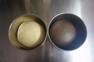 发酵至面团2倍大以上，中间按下去无明显回缩，也不塌陷即可，分别压出面团内的空气，收圆备用。