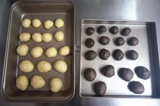 将面团称量，分切各部位。15克的黑、白面团各2份。20克的黑、白面团各2份。25克的黑、白面团各2份。35克的黑、白面团各3份。过程图中所示是2个450克吐司模的量，无需怀疑。