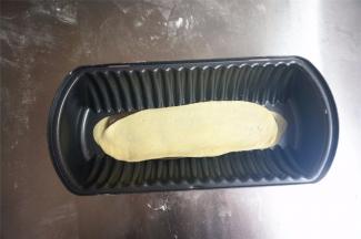 然后取一个15克的黑色面团，一个20克的白色面团，分别擀成一样长宽的长条，叠放在白色面团上方。