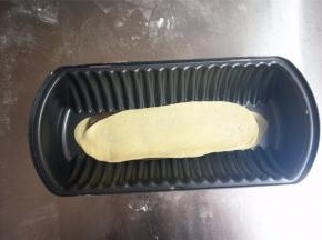 然后取一个15克的黑色面团，一个20克的白色面团，分别擀成一样长宽的长条，叠放在白色面团上方。