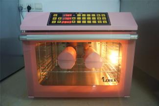 烤箱180度预热好后，放入烘烤，重新设置温度为175度，时间30分钟。我用的是风炉，无分层区别。如果是普通的烤箱，请放在下层烘烤。