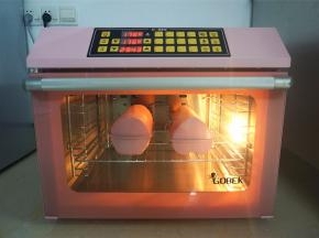 烤箱180度预热好后，放入烘烤，重新设置温度为175度，时间30分钟。我用的是风炉，无分层区别。如果是普通的烤箱，请放在下层烘烤。