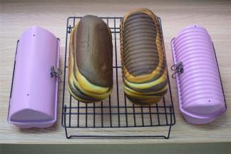 出炉后立即脱模，冷却后再切片。