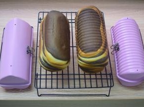 出炉后立即脱模，冷却后再切片。