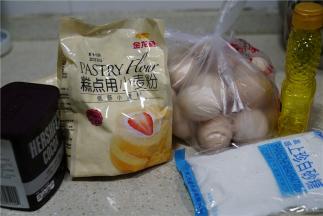 备好如图所用食材，我这个用量可以做三个八寸，二个六寸，朋友们如果要参考一定要注意量。
