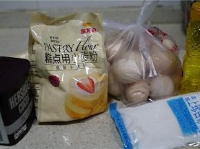 备好如图所用食材，我这个用量可以做三个八寸，二个六寸，朋友们如果要参考一定要注意量。