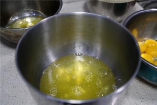 做二个口味，所以蛋清蛋黄分别分离了二份。