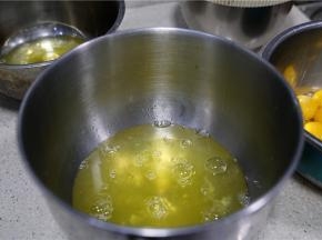 做二个口味，所以蛋清蛋黄分别分离了二份。