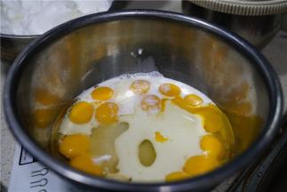 蛋黄糊里配入牛奶，玉米油，白糖。