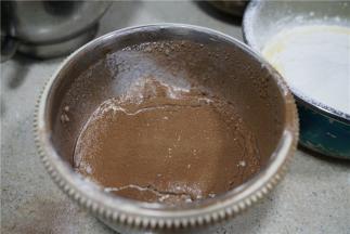 然后分别配入可可味版本的面粉，再一款就是原味的。