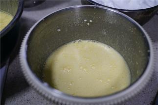 打至食材完全融合，蛋黄糊看起来有点稠感并色泽发白。