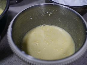 打至食材完全融合，蛋黄糊看起来有点稠感并色泽发白。