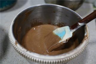 拌至无干粉状，记得要先拌原味再拌可可味，这样子面糊更清爽。