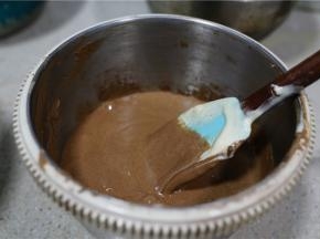 拌至无干粉状，记得要先拌原味再拌可可味，这样子面糊更清爽。