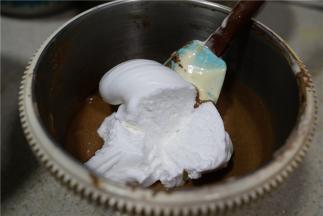 分次将蛋白糊加至到蛋黄糊里，拌好之后就是蛋糕糊了。