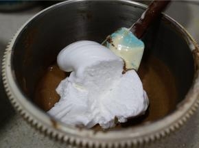 分次将蛋白糊加至到蛋黄糊里，拌好之后就是蛋糕糊了。