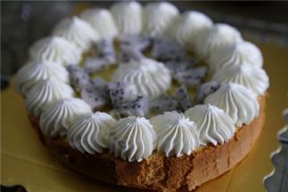 挤配好之后再加入水果点缀。