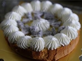 挤配好之后再加入水果点缀。