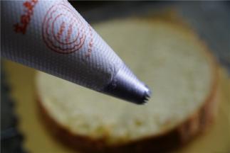 145度烤制60分钟，烤好之后放凉脱模，然后一分三或是一分二随大家喜欢，再打发好淡奶油。