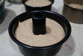 预热好风炉，然后将蛋糕糊加至蛋糕模里面。