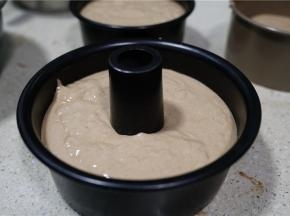 预热好风炉，然后将蛋糕糊加至蛋糕模里面。