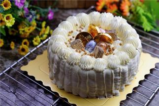 按个人喜好用奶油糖果装饰一下就好了。