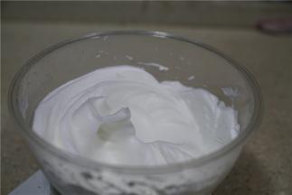 蛋清里分三次加糖，打至蛋白糊倒扣不流能挂尖勾。