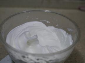 蛋清里分三次加糖，打至蛋白糊倒扣不流能挂尖勾。