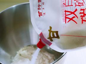 将面粉，温水放入厨师机中，加入白砂糖。