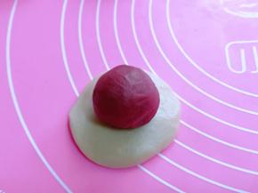 取一个油皮按扁，擀圆，包入一个油酥。