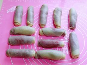 依次做好所有的面团，盖上保鲜膜松弛15分钟。