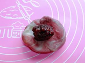 然后擀成圆形，包入蜜豆馅。(蜜豆我买的，自己做的也可以）