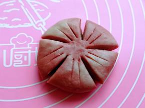 摁扁，用切板切出5瓣，注意中间不要切断，然后每一份中间切两刀短的口子，如图。